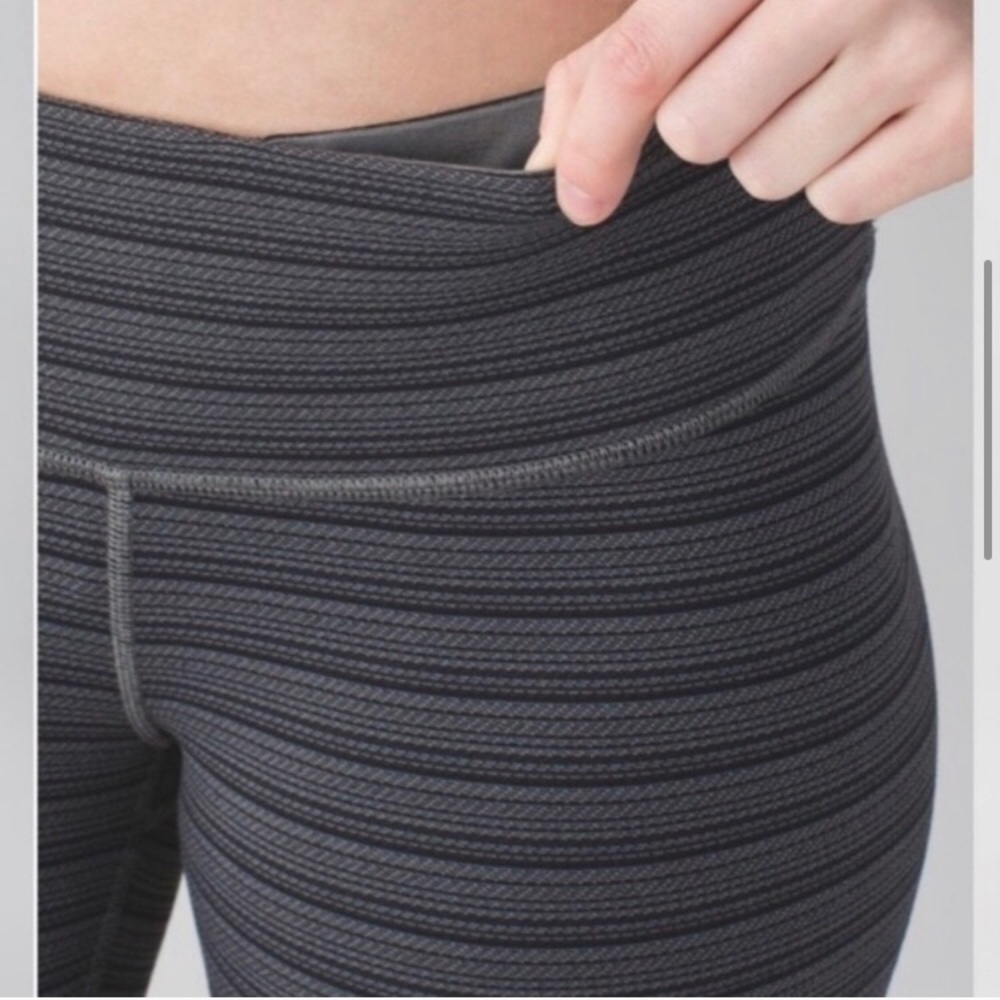 Lululemon Wunder Under Crop - Picture 2 of 5